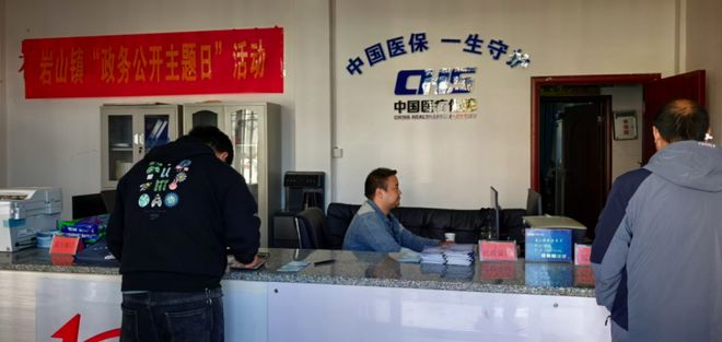 政策下基層 服務(wù)零距離 洞口縣巖山鎮(zhèn)政務(wù)公開(kāi)日搭起便民“連心橋”